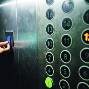 小區(qū)電梯上安裝“梯控”設(shè)備，居民感覺不方便引紛爭！