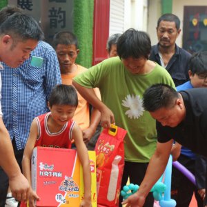 開業(yè)現(xiàn)場獻(xiàn)愛心  當(dāng)?shù)卮迕竦脤?shí)惠