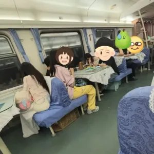 女子稱列車餐車被占滿，幾乎僅她一人消費(fèi)，餐車師傅勸離其他人未果給她退款